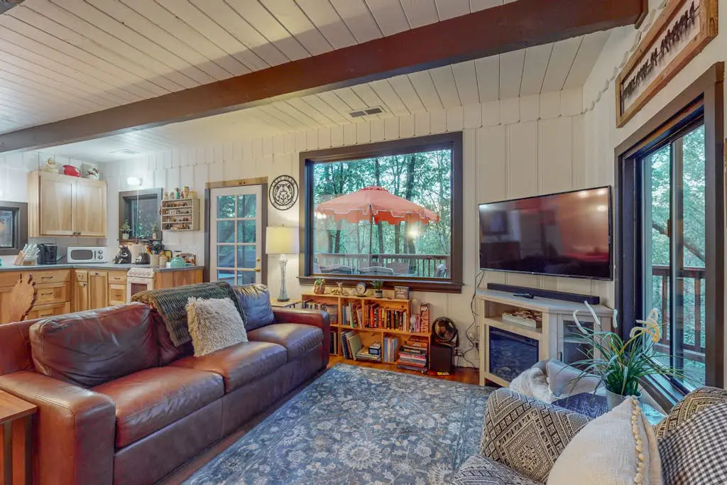The Lazy Bear - Forestville Dog-Friendly Forest Cabin with Hot Tub