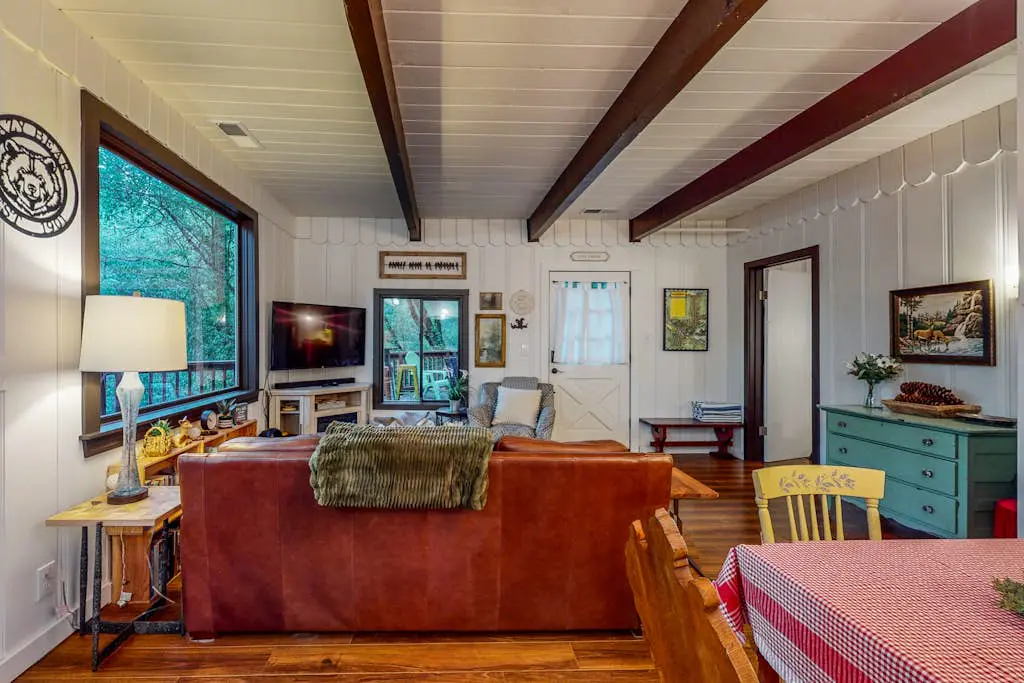 The Lazy Bear - Forestville Dog-Friendly Forest Cabin with Hot Tub