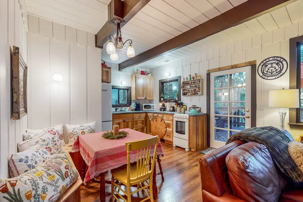 The Lazy Bear - Forestville Dog-Friendly Forest Cabin with Hot Tub
