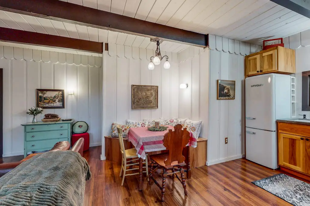 The Lazy Bear - Forestville Dog-Friendly Forest Cabin with Hot Tub