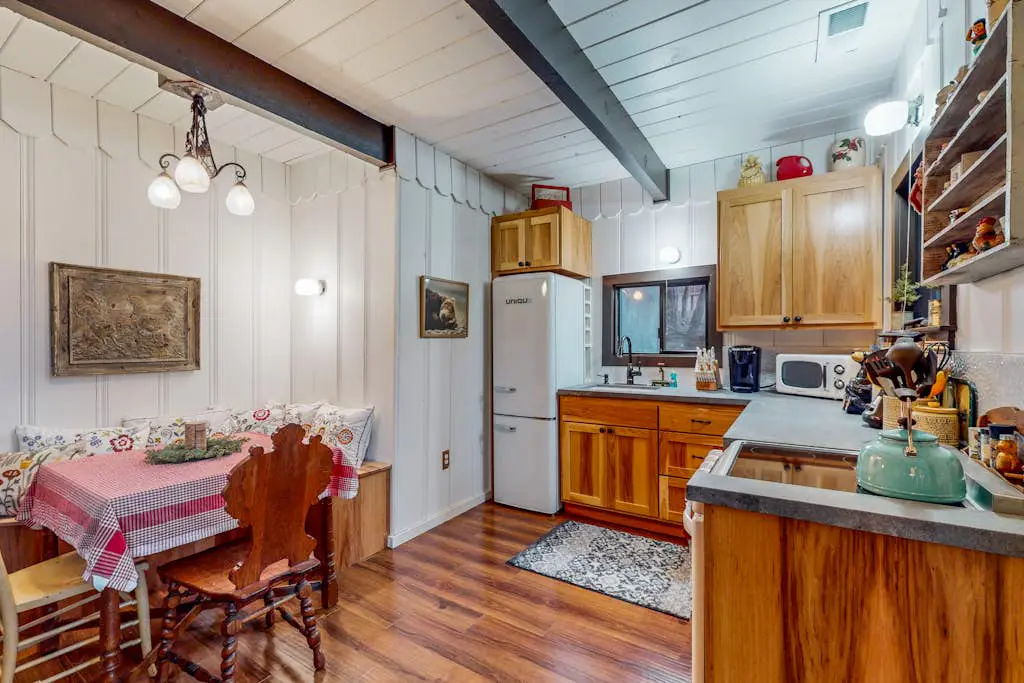 The Lazy Bear - Forestville Dog-Friendly Forest Cabin with Hot Tub