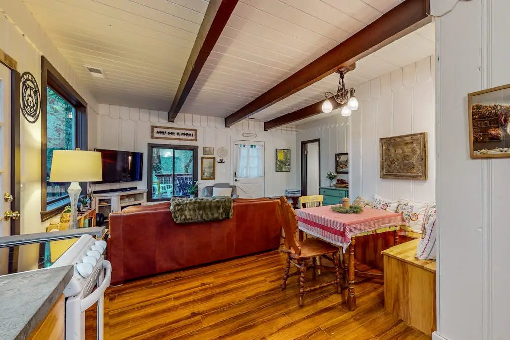 The Lazy Bear - Forestville Dog-Friendly Forest Cabin with Hot Tub