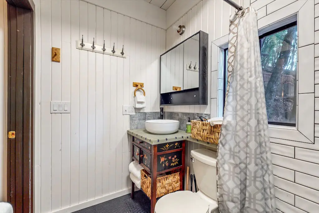 The Lazy Bear - Forestville Dog-Friendly Forest Cabin with Hot Tub