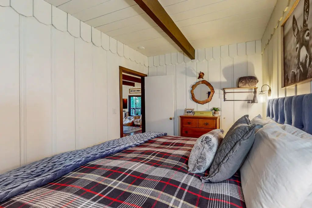 The Lazy Bear - Forestville Dog-Friendly Forest Cabin with Hot Tub