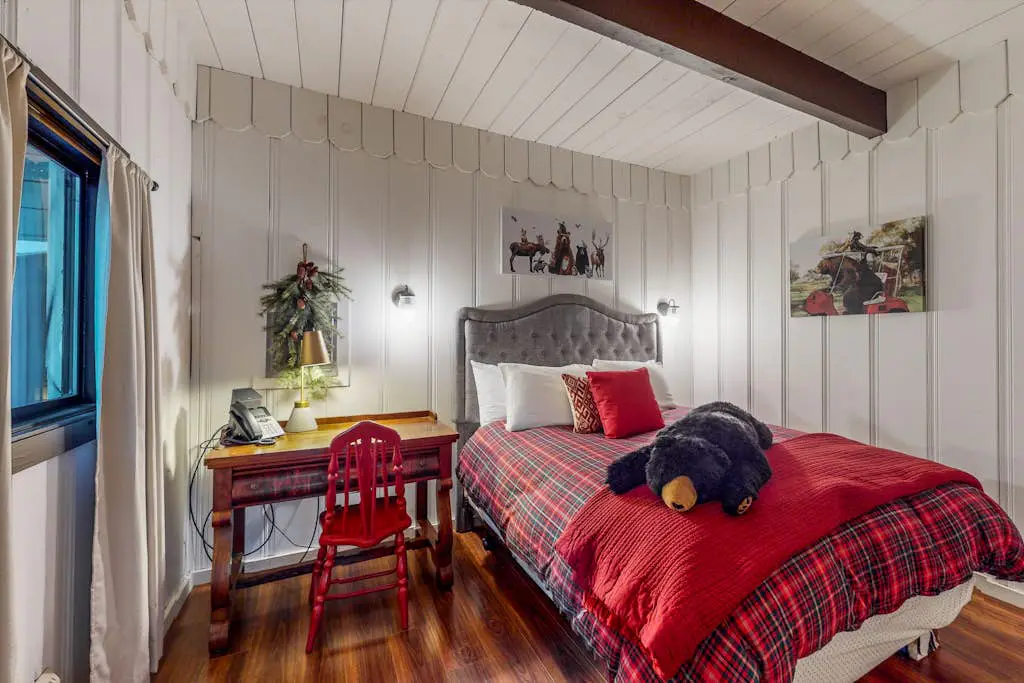 The Lazy Bear - Forestville Dog-Friendly Forest Cabin with Hot Tub