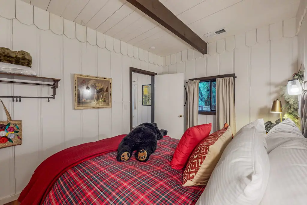 The Lazy Bear - Forestville Dog-Friendly Forest Cabin with Hot Tub