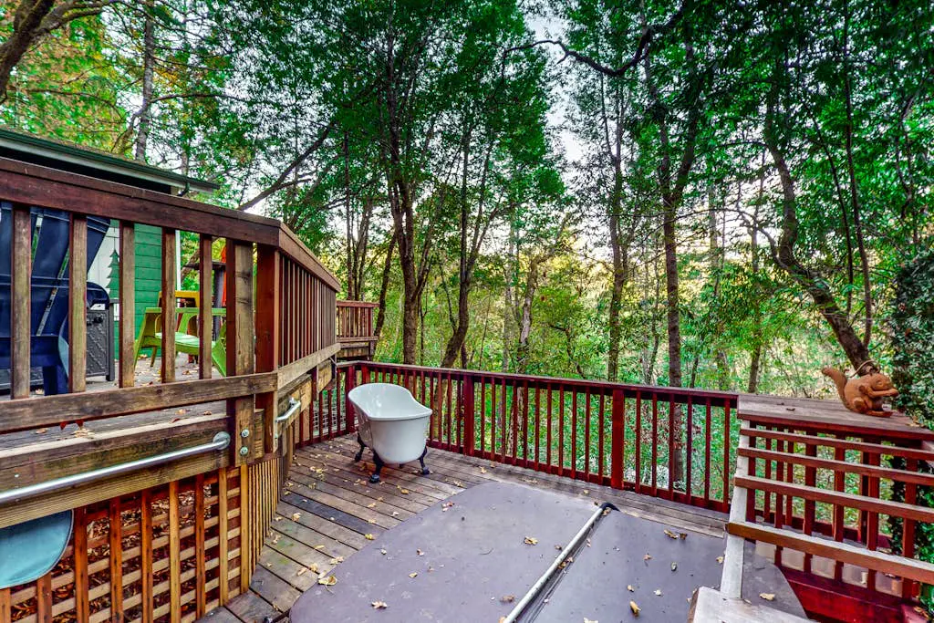 The Lazy Bear - Forestville Dog-Friendly Forest Cabin with Hot Tub