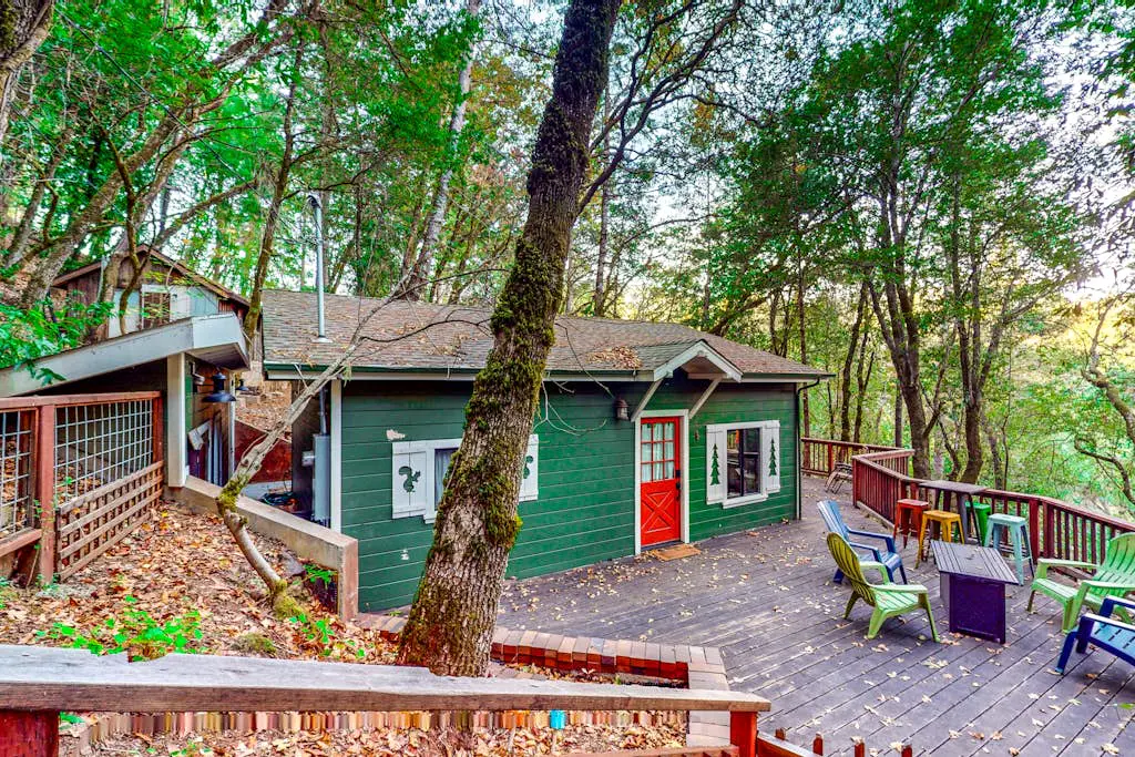 The Lazy Bear - Forestville Dog-Friendly Forest Cabin with Hot Tub