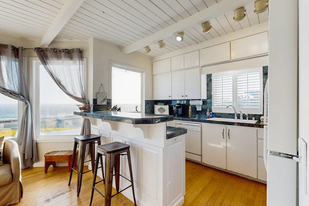Oceanfront Dog-Friendly Cottage, Bodega Bay