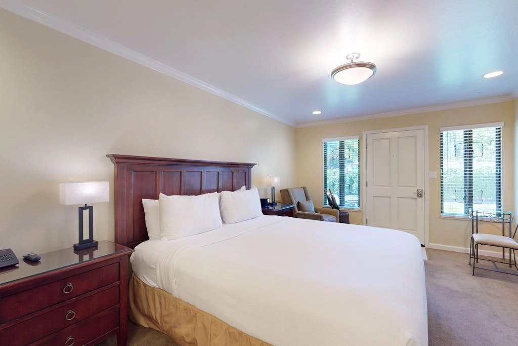 Napa Silverado Upscale Studio Steps from Market with Pool Access