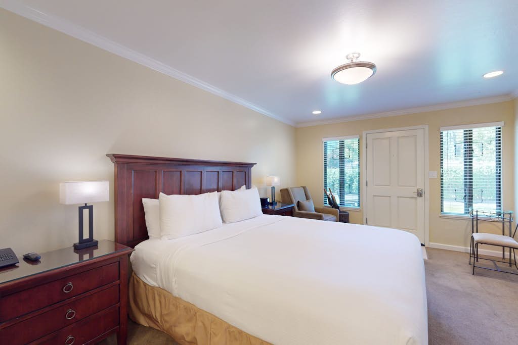 Napa Silverado Upscale Studio Steps from Market with Pool Access
