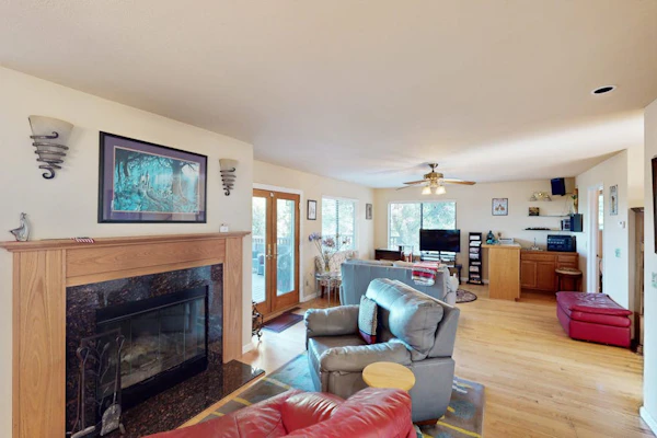 Settle into Infinity Ranch, a dog-friendly hideaway on seven wooded acres above Cloverdale, where multi-level decks step down to a private hot tub and continuous wave pool under the oaks. This 1,890 sq ft, 3BR/3.5BA home sleeps 8 and sits within 20 minutes of Healdsburg's Alexander Valley wineries.