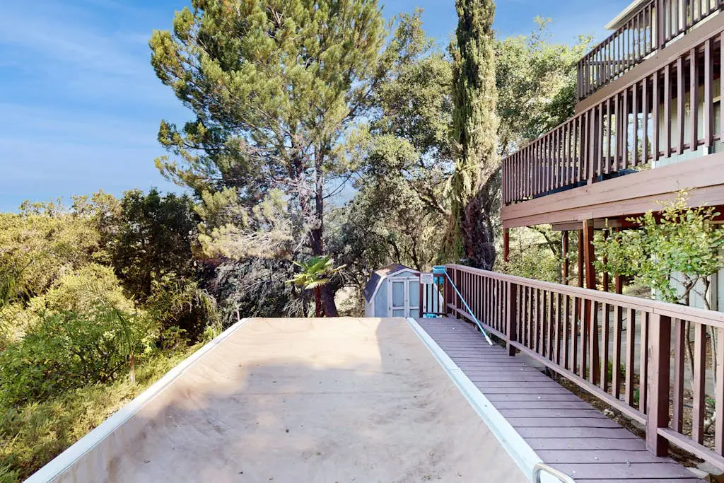 Highland Oasis - Cloverdale Hillside Lodge on 7 Wooded Acres