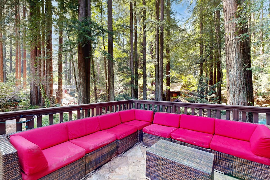 Monte Rio Dog-Friendly Cabin with Hot Tub
