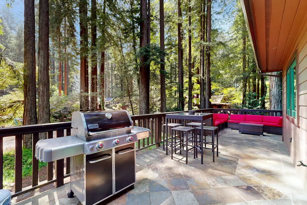 Monte Rio Dream - Dog-Friendly Redwood Cabin with Hot Tub and Deck