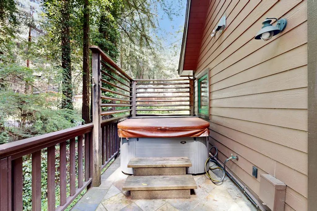 Monte Rio Dream - Dog-Friendly Redwood Cabin with Hot Tub and Deck