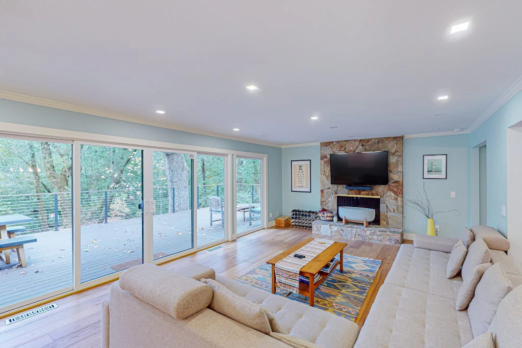 Glen Ellen Contemporary Forest Retreat with Private Hot Tub