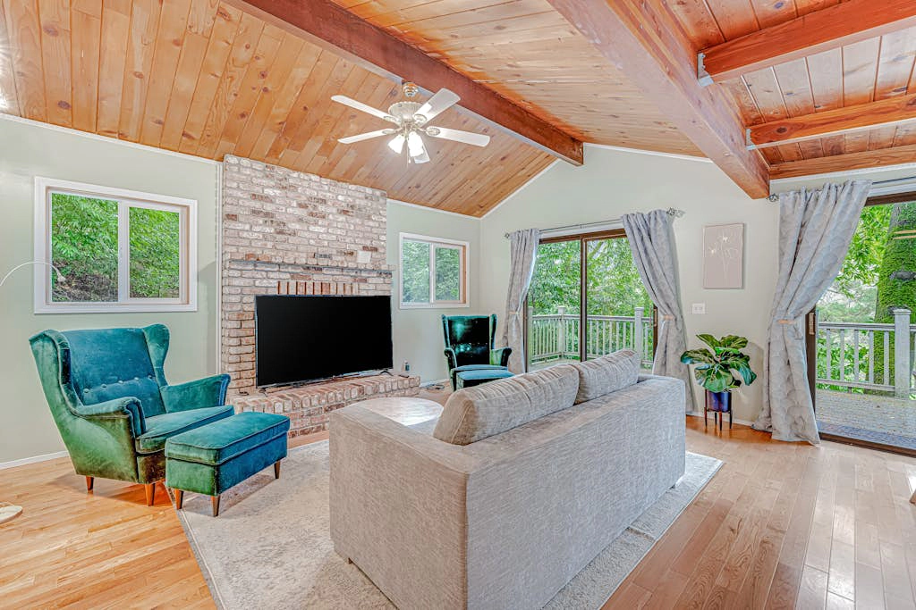 Russian River Forest Retreat with Unique Studio