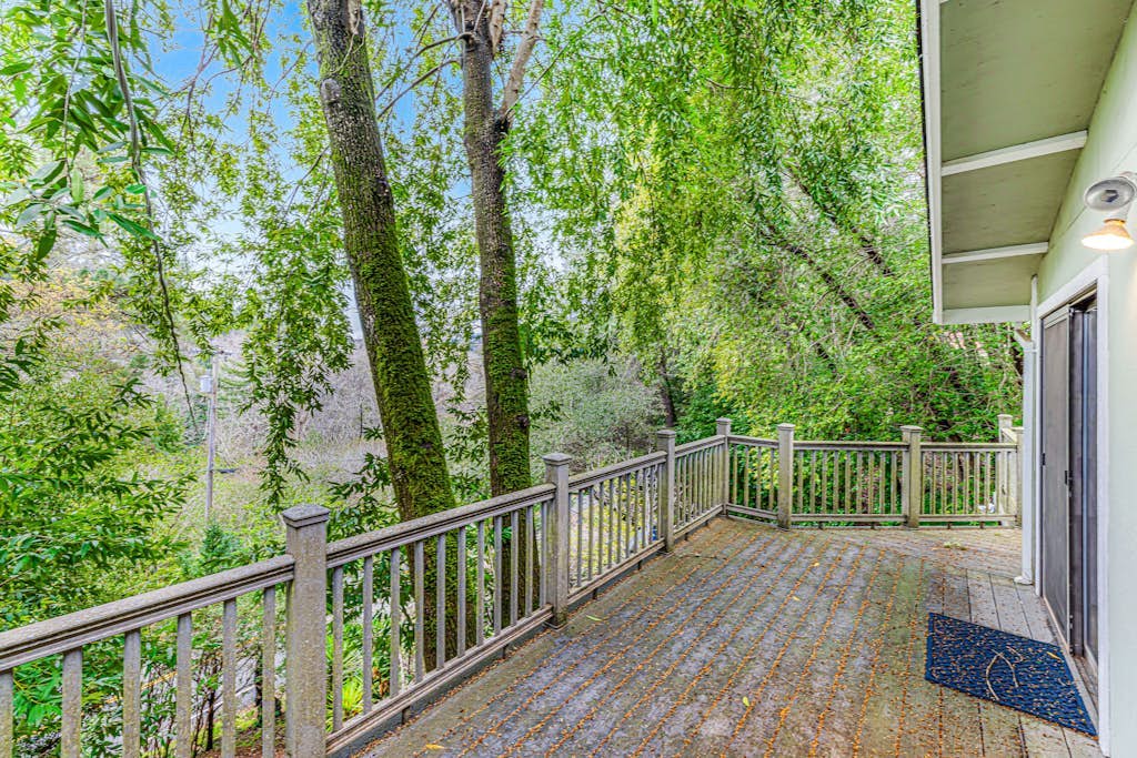 Russian River Forest Retreat with Unique Studio
