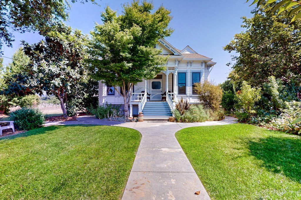 Healdsburg Victorian Cottage on Vineyard Estate