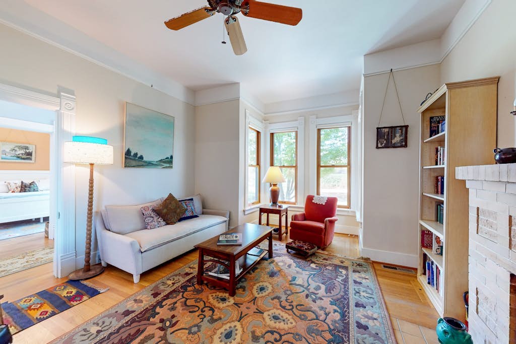 Healdsburg Victorian Cottage on Vineyard Estate