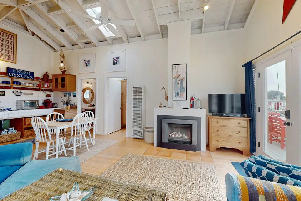 Bodega Bay Salmon Creek Waterfront Cottage for Two and Dogs