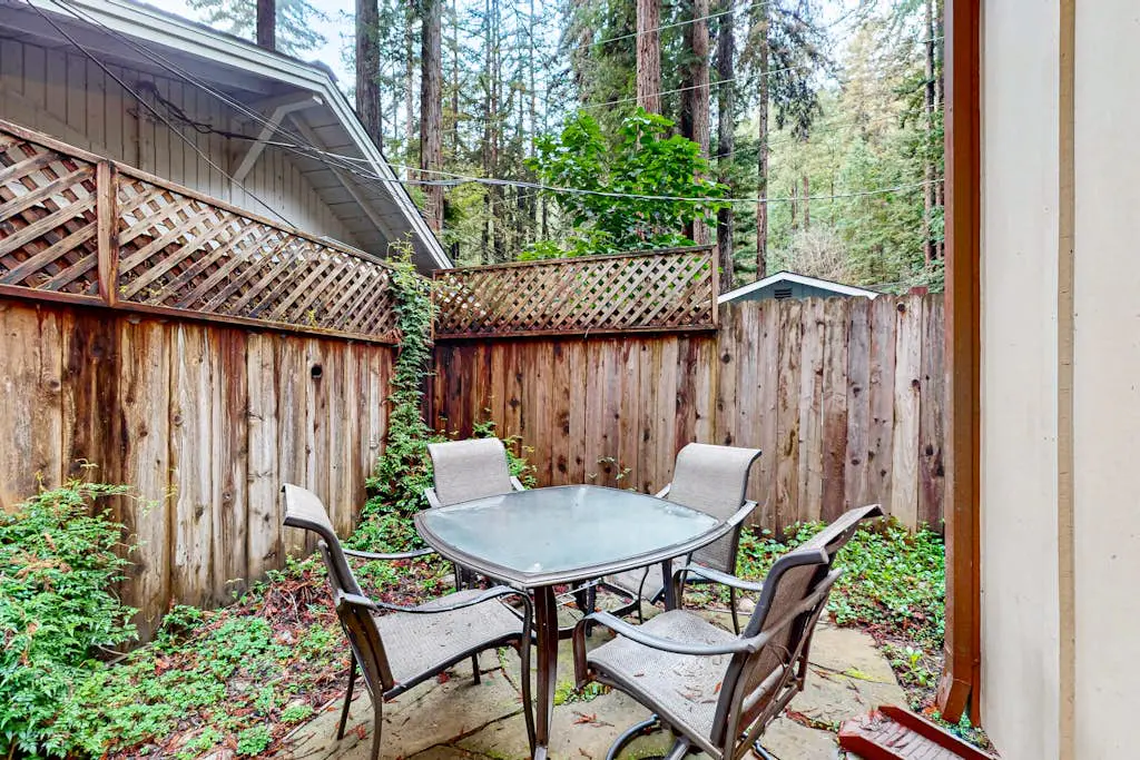 Rio Nido Retreat - Dog-Friendly Redwood Cabin with Fenced Yard near Russian River
