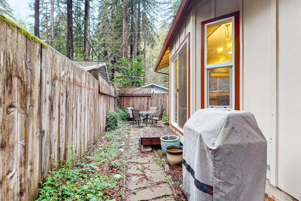 Rio Nido Retreat - Dog-Friendly Redwood Cabin with Fenced Yard near Russian River