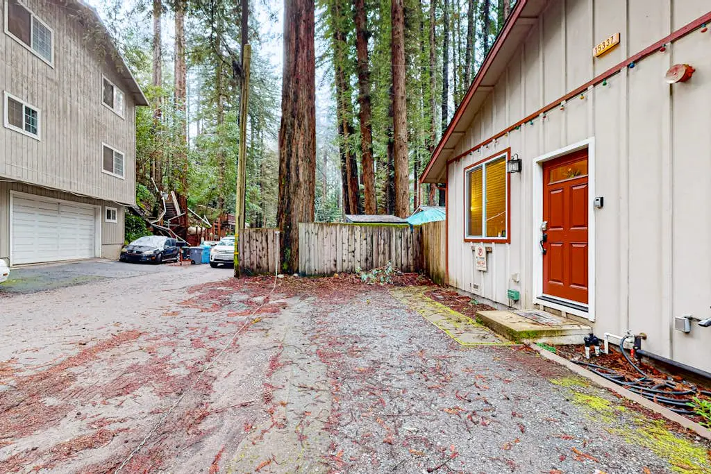 Rio Nido Retreat - Dog-Friendly Redwood Cabin with Fenced Yard near Russian River