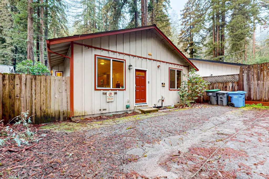 Rio Nido Retreat - Dog-Friendly Redwood Cabin with Fenced Yard near Russian River