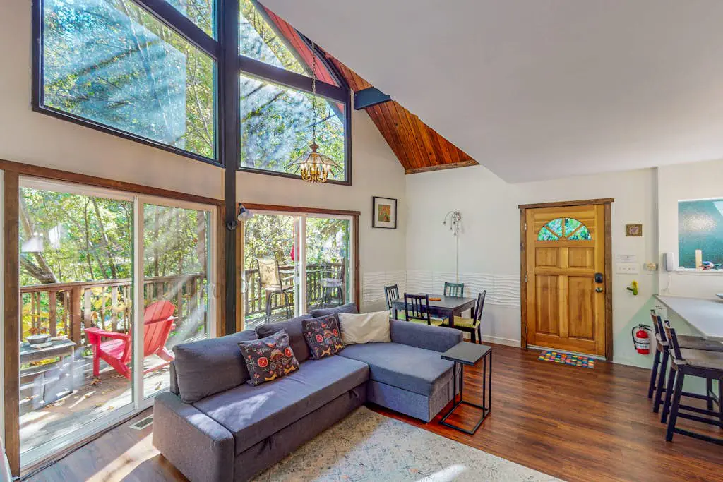 Cazadero Dog-Friendly Creekside Cottage in Redwoods