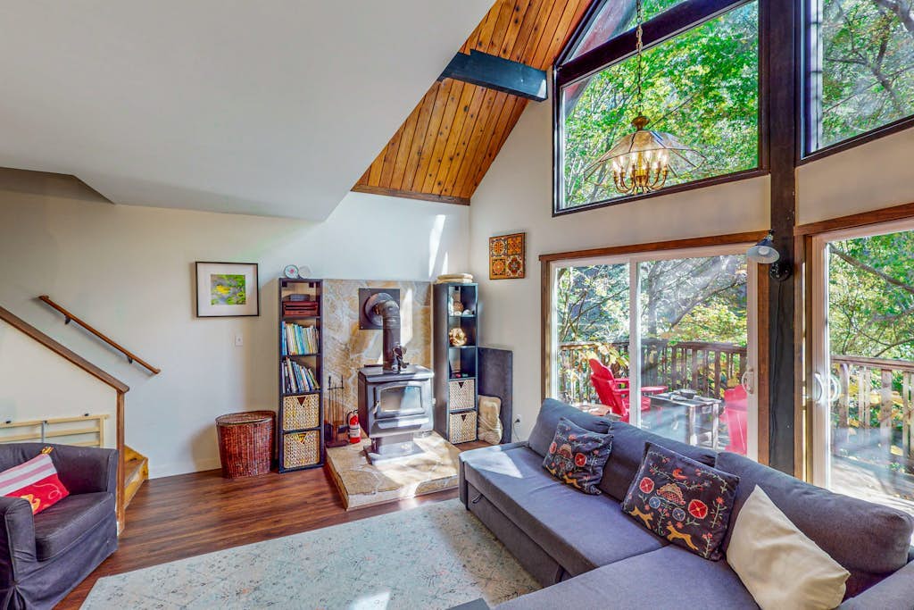 Cazadero Dog-Friendly Creekside Cottage in Redwoods