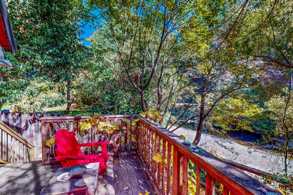 Cazadero Dog-Friendly Creekside Cottage in Redwoods