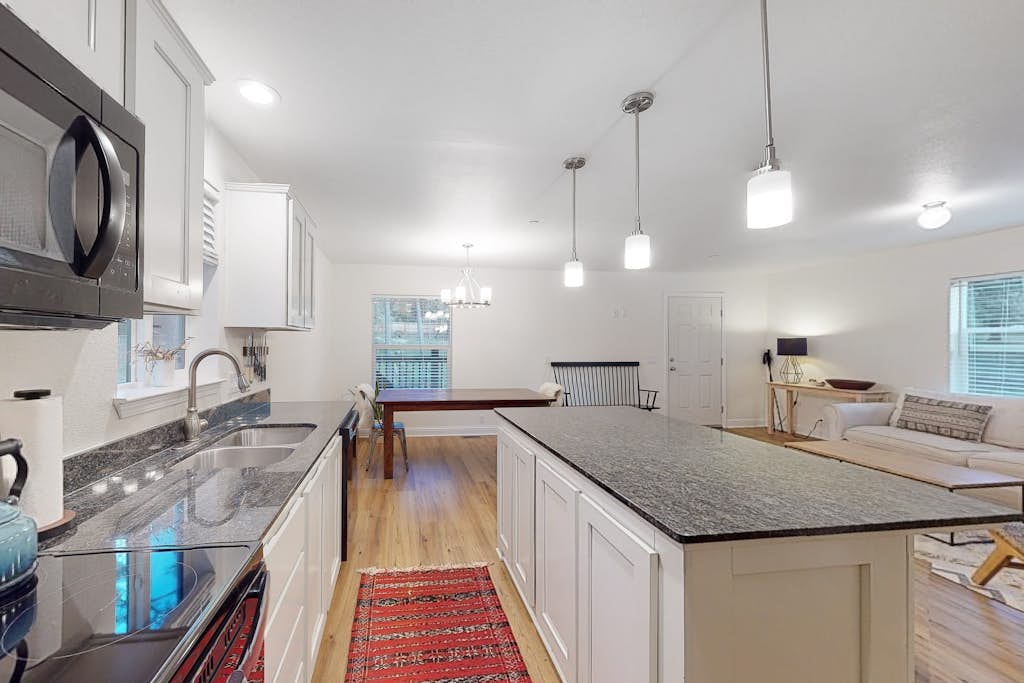 Sebastopol Newly Built Home on 9 Acres with Deck & Aviary - Close to Town & Grea