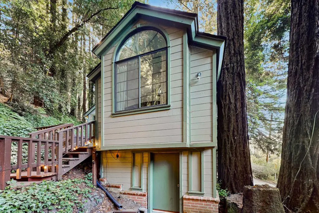Monte Rio Dog-Friendly Riverfront Retreat and Hot Tub