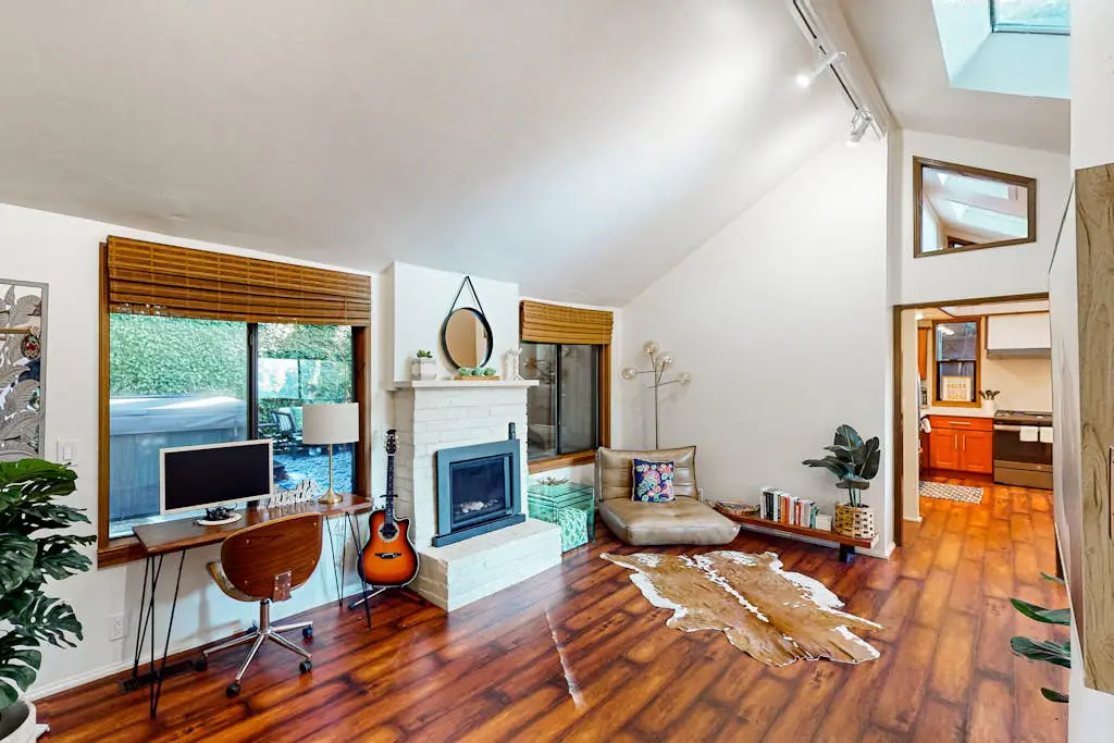 Monte Rio Dog-Friendly Riverfront Retreat and Hot Tub