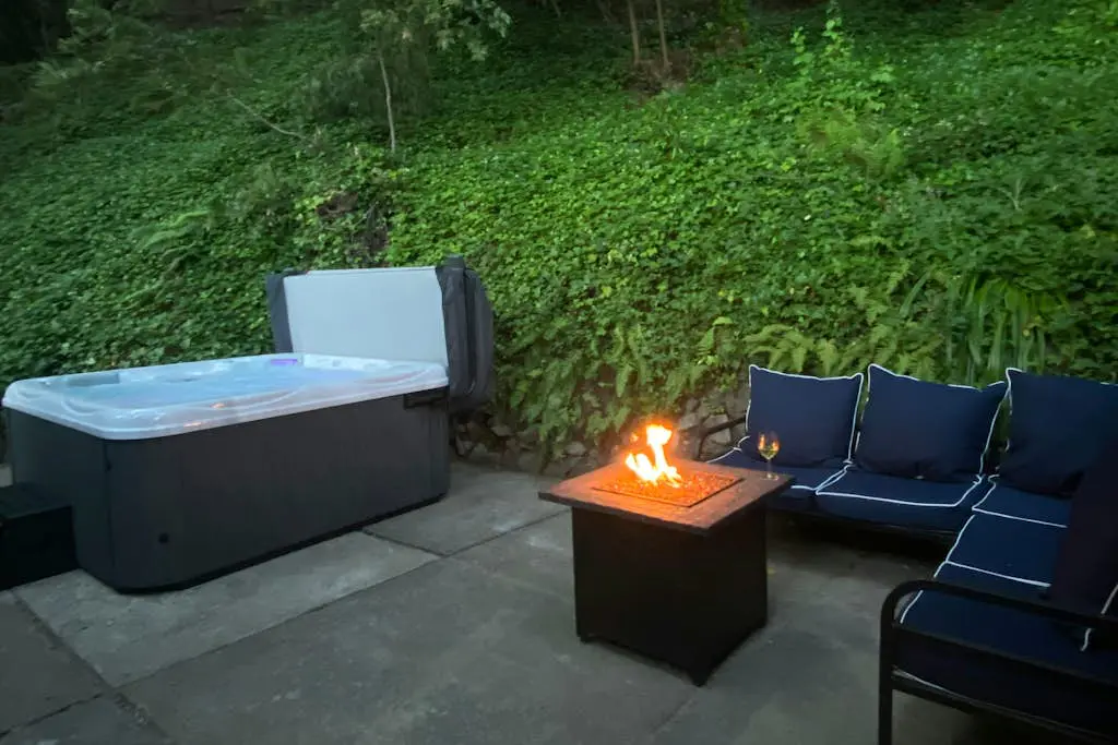 Monte Rio Dog-Friendly Riverfront Retreat and Hot Tub