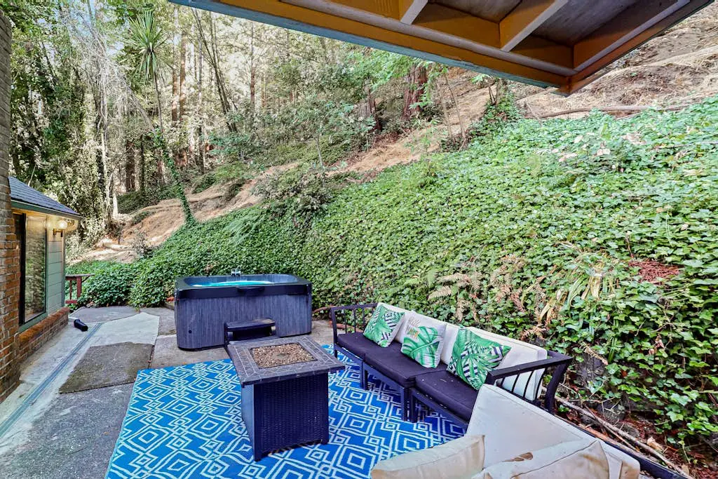 Monte Rio Dog-Friendly Riverfront Retreat and Hot Tub