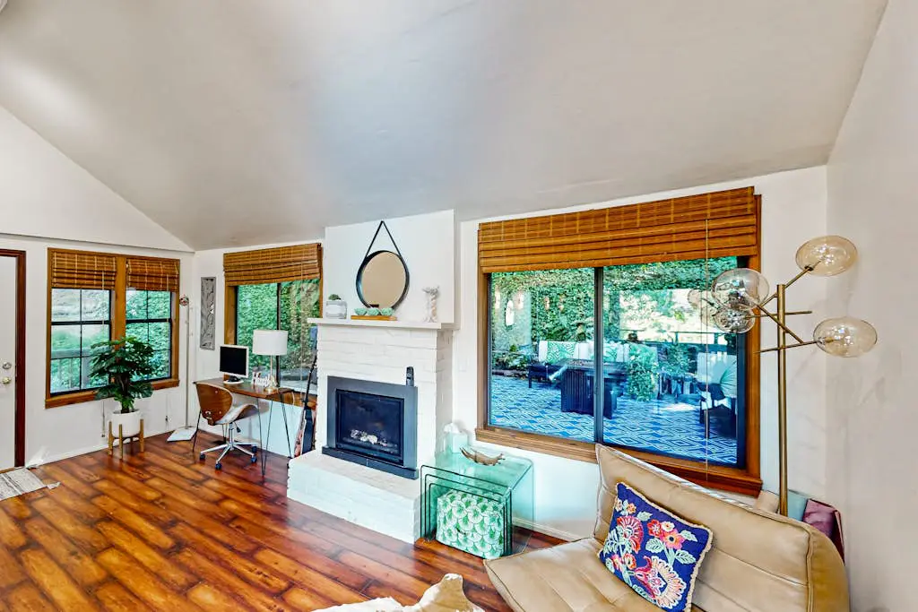 Monte Rio Dog-Friendly Riverfront Retreat and Hot Tub