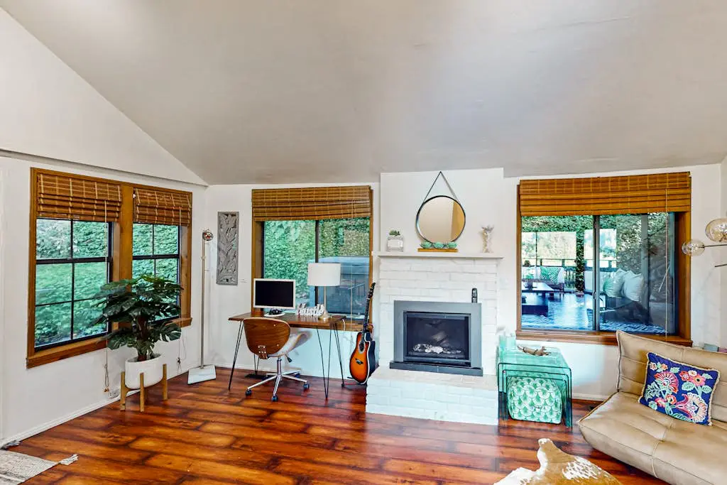 Monte Rio Dog-Friendly Riverfront Retreat and Hot Tub