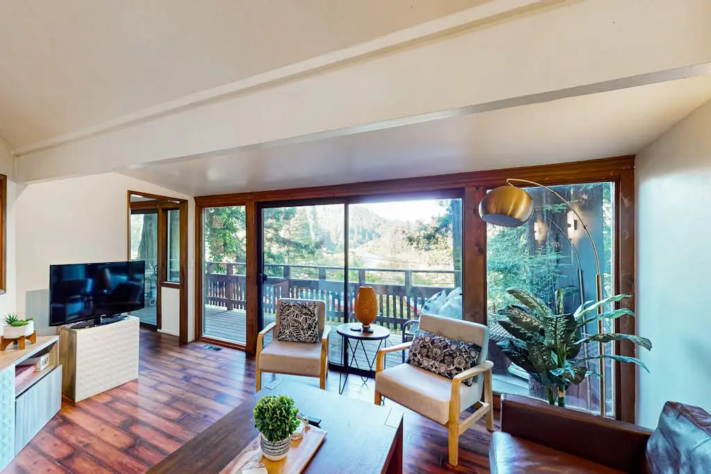 Monte Rio Dog-Friendly Riverfront Retreat and Hot Tub