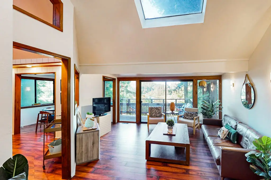 Monte Rio Dog-Friendly Riverfront Retreat and Hot Tub