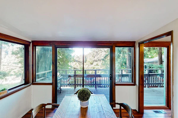 Monte Rio Dog-Friendly Riverfront Retreat and Hot Tub