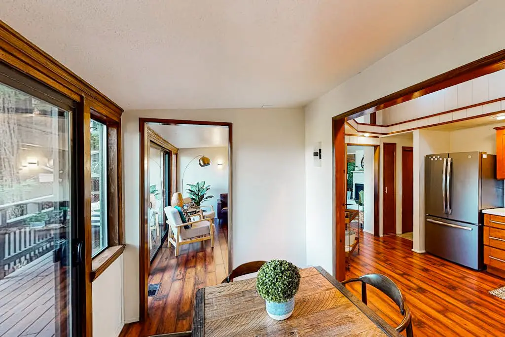 Monte Rio Dog-Friendly Riverfront Retreat and Hot Tub