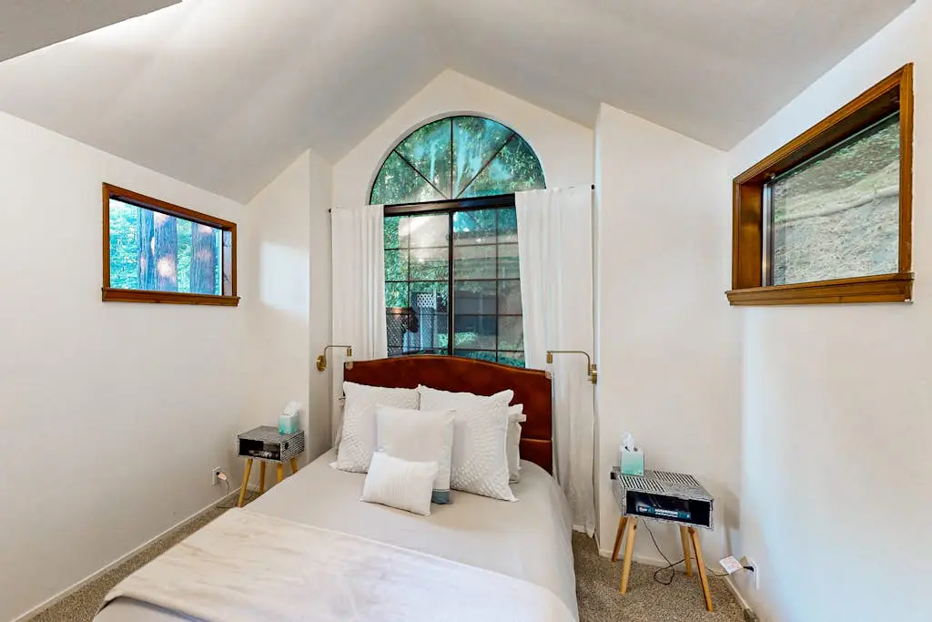 Monte Rio Dog-Friendly Riverfront Retreat and Hot Tub