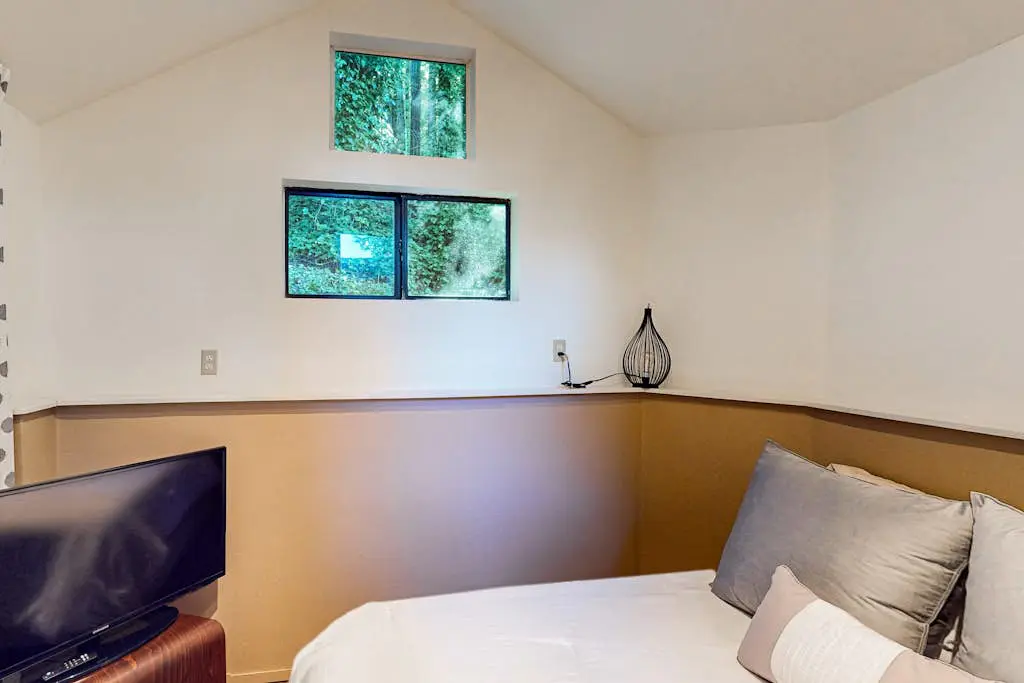 Monte Rio Dog-Friendly Riverfront Retreat and Hot Tub