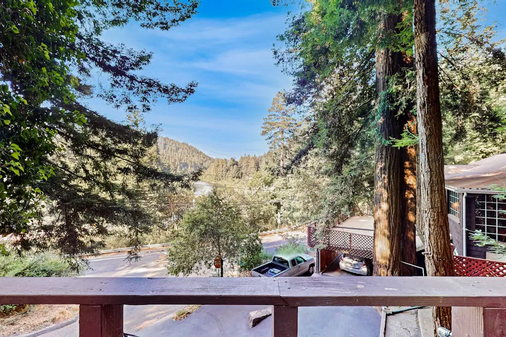 Monte Rio Dog-Friendly Riverfront Retreat and Hot Tub