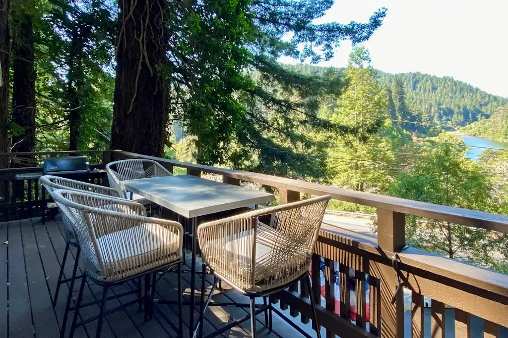 Monte Rio Dog-Friendly Riverfront Retreat and Hot Tub