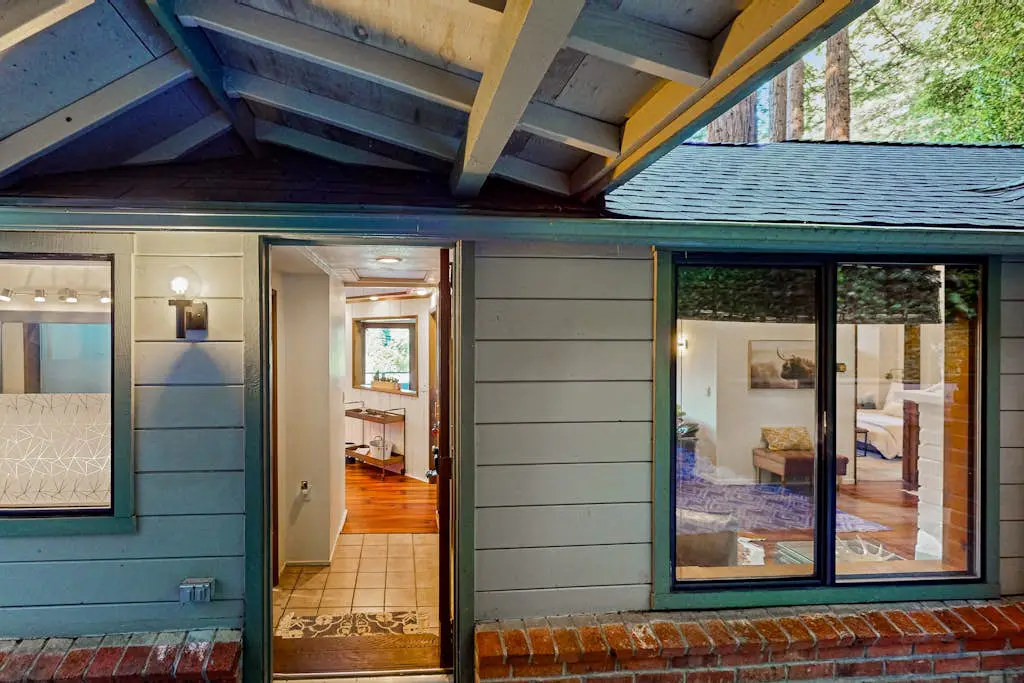 Monte Rio Dog-Friendly Riverfront Retreat and Hot Tub