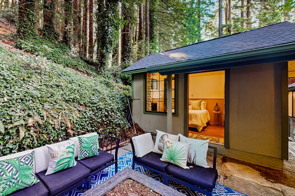 Monte Rio Dog-Friendly Riverfront Retreat and Hot Tub